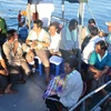 [Photo] Đưa 10 ngư dân gặp nạn trở về đảo Lý Sơn an toàn