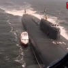 Tàu ngầm hạt nhân Nga bất ngờ nổi lên cứu xuồng máy