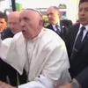 Giáo hoàng nổi cáu sau khi bị kéo ngã (Nguồn: Fox News)