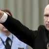 Breivik chào kiểu phát xít khi xuất hiện trong phòng xử đặt tại nhà tù Skien (Nguồn: RT)