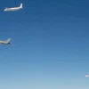 Máy bay Typhoon của Anh (rìa trái) bay gần đội máy bay Nga (Nguồn: The Sun)