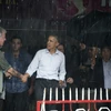 Hình ảnh bình dị của nhà lãnh đạo Hoa Kỳ trong cơn mưa nặng hạt ở Hà Nội (Nguồn: AFP)