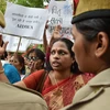 Các nhà hoạt động biểu tình sau vụ hiếp dâm một nữ sinh viên ở Kerala, Ấn Độ (Nguồn: RT)