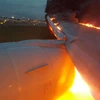 Phần cánh chiếc máy bay đã bốc cháy nghi ngút (Nguồn: Channel News Asia)