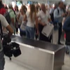 Bức ảnh do một hành khách chụp lại, cho thấy sự hỗn loạn trong sân bay Nice (Nguồn: Express)