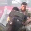 Viên cảnh sát kéo người lính ra khỏi chiếc xe tăng (Nguồn: RT)