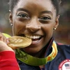 Vận động viên Mỹ Simone Biles cắn vào chiếc huy chương vàng của cô tại Olympic Rio. (Nguồn: Washington Post)