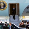 Ông Obama phải đi xuống từ bụng chiếc Air Force One, theo quy trình an ninh cao. (Nguồn: New York Times) 