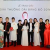 Chị Đào Phương Thanh (rìa trái) người đoạt giải Thành Đạt, đạo diễn, diễn viên Hồng Ánh và các đại biểu dự lễ trao giải Dải băng đỏ.