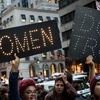 Phụ nữ xuống đường biểu tình chống Trump trong ngày ông nhậm chức. (Nguồn: Ell)