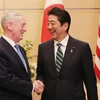 Thủ tướng Nhật Bản Shinzo Abe (phải) trong cuộc gặp với Bộ trưởng Quốc phòng Mỹ Jim Mattis. (Nguồn: AFP) 