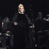 Adele trình diễn trong đêm trao giải Grammy. Cô hát bài Hello và một ca khúc khác của ca sỹ quá cố George Michael. (Nguồn: Daily Mail)