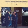 Cảnh sát và phóng viên báo chí đứng trước một bệnh viện ở Kuala Lumpur, nơi người ta đang khám nghiệm pháp y thi thể ông Jong-nam. (Nguồn: New Straits Times) 