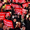 Người biểu tình Hàn Quốc xuống đường chống lại bà Park. (Nguồn: AFP)