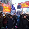 Các nhà hoạt động chống chính quyền ăn mừng sau khi hay tin bà Park bị phế truất. (Nguồn: AFP)