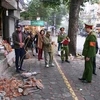 Lực lượng chức năng quận Hai Bà Trưng ra quân xử lý các hành vi lấn chiếm vỉa hè, lòng đường tại phố Trần Xuân Soạn. (Ảnh: Doãn Tấn/TTXVN)