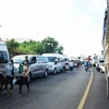 Hàng ngàn xe đậu kín hai bên đường gây ùn tắc trên Quốc lộ 1A