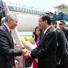 Lãnh đạo TP. Hồ Chí Minh đón Thủ tướng Singapore Lý Hiển Long cùng Phu nhân tại sân bay Tân Sơn Nhất. (Ảnh: Thanh Vũ/TTXVN)