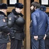 An ninh Nga kiểm tra một đối tượng nghi vấn tại lối vào ga tàu điện ngầm Ploschad Revolyutsii ở Moskva. (Nguồn: AFP)