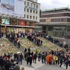 Ngày 10/4, Thụy Điển đã tổ chức lễ tưởng niệm các nạn nhân trong vụ tấn công khủng bố bằng xe tải khiến 4 người thiệt mạng và 15 người bị thương trên phố Drottninggatan. (Ảnh: Hiếu Đoàn từ Stockholm)