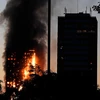 Hình ảnh cho thấy cả tòa nhà đang bốc cháy. (Nguồn: RT)