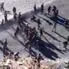 Hình ảnh trích từ video cho thấy cảnh xô xát giữa binh lính đôi bên. (Nguồn: YouTube)