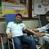 Nhiều cựu học sinh các trường PTTH đóng trên địa bàn thành phố Hà Nội niên khóa 1993 -1996 đã tham gia hiến máu. (Ảnh: Hoàng Minh)