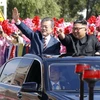 Ông Kim và ông Moon cùng vẫy chào người dân Bình Nhưỡng. (Nguồn: Chosun) 