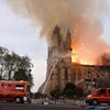 Bộ Nội vụ Pháp cho biết 400 lính cứu hỏa đã tham gia khống chế vụ cháy tại Nhà thờ Đức bà Paris. (Nguồn: Daily Mail)