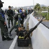 Lính ủng hộ ông Guaido lập các chốt vũ trang quanh căn cứ không quân La Carlota ở Caracas. (Nguồn: Guardian)