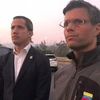 Ông Guaido (trái) đứng bên ông Lopez tại căn cứ không quân ở Caracas. (Nguồn: CNN)