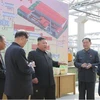Ông Kim Jong un dự lễ khánh thành nhà máy sản xuất phân bón. (Nguồn: SBS)