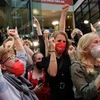 Người ủng hộ đảng SPD vui sướng sau khi nhận tin bầu cử. (Nguồn: AP)