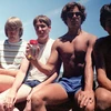 Kỳ lạ nhóm bạn chụp ảnh chung giống hệt nhau suốt 40 năm