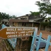 Nhà thờ ở Nigeria, nơi xảy ra vụ việc gần 100 người tự nguyện sống dưới tầng hầm. (Nguồn: Oddity Central)