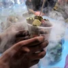 Indonesia báo động trước việc trẻ bỏng dạ dày vì ăn món "hơi thở rồng"