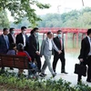 Thủ tướng Nhật Bản Suga Yoshihide dạo bộ quanh Hồ Gươm hồi năm 2020. (Ảnh: TTXVN)