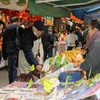 Người dân mua sắm hoa quả tại chợ trái cây Yau Ma Tei. (Ảnh: Xuân Vịnh/TTXVN)
