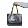 Nia Holland đã chi toàn bộ 2.500 USD tiền tiết kiệm cho chiếc túi Chanel. (Nguồn: Bloomberg)
