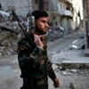 Binh sĩ chính phủ Syria tuần tra trên đường phố Aleppo. (Ảnh: Reuters)
