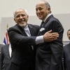 Ngoại trưởng Iran Mohammad Javad Zarif (trái) và người đồng cấp Pháp Laurent Fabius tại buổi ra tuyên bố về thỏa thuận. (Ảnh: AFP/Getty Images)