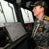 Thuyền trưởng tàu hải quân HMAS của Australia có mặt tại khu vực tìm kiếm ở Nam Ấn Độ Dương. (Ảnh: Reuters)