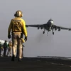 Máy bay Mỹ lần đầu tiên oanh tạc trại huấn luyện IS ở Iraq