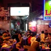 [Photo] Ngột ngạt trong "ma trận" lẩu trên con phố Xã Đàn