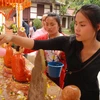 [Photo] Tắm Phật và đi chùa cầu may trong dịp Tết Bun Pi May tại Lào