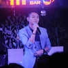 [Video] Hoài Lâm nghẹn ngào trong tối sinh nhật gặp "sự cố"