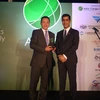 Giám đốc điều hành FedEx Express Hong Kong và Macau Anthony Leung (trái) nhận kỷ niệm chương Nhà khai thác chuyển phát nhanh tốt nhất tại Lễ trao giải Các dịch vụ chuỗi cung ứng, hậu cần và vận chuyển Châu Á 2015. (Ảnh: FedEx) 