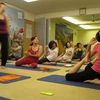 Các học viên của trung tâm Ad Yoga trong một buổi tập luyện. (Ảnh: Tuyết Mai/Vietnam+)