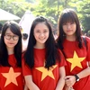 Các nữ sinh trường Lương Thế Vinh trong trang phục cờ đỏ sao vàng. (Ảnh: Tùng Lâm/Vietnam+)