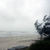 Một cơn bão gây mưa to, gió lớn trên đảo Quan Lạn. (Ảnh: Văn Đức/TTXVN)